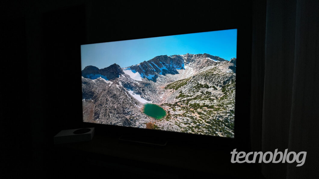 TV QLED TCL C825 (Imagem: Darlan Helder/Tecnoblog)