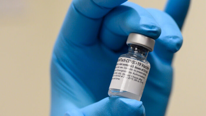 Vacina contra a COVID-19 (Imagem: Secretaria de Defesa dos Estados Unidos/ Wikimedia Commons)