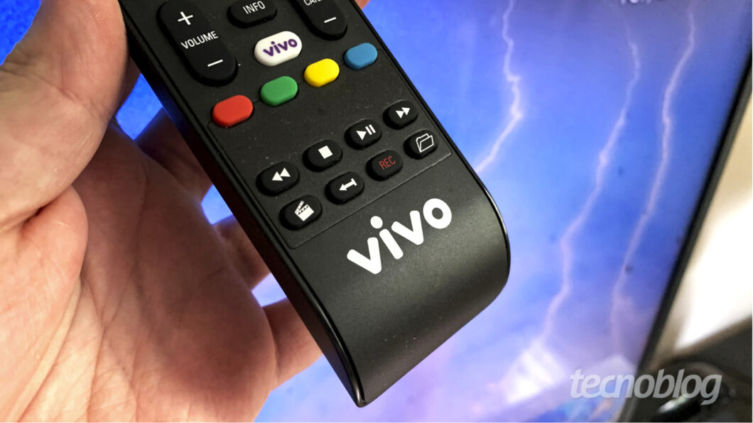 Vivo Fibra TV - Vivo Play - controle remoto (Imagem: Bruno Gall De Blasi/Tecnoblog)