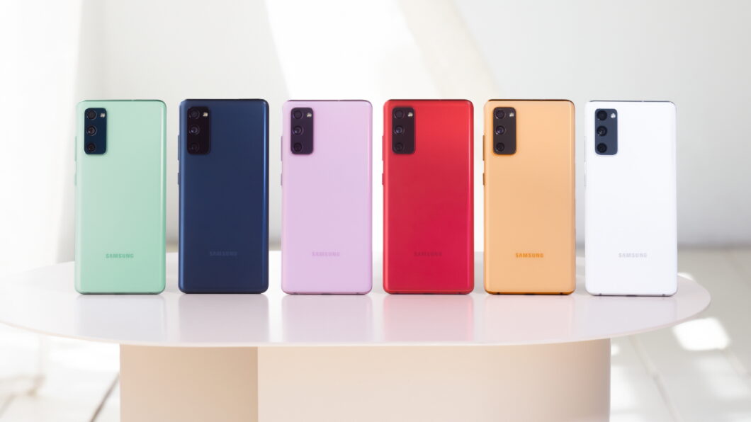 Galaxy S20 FE: colorido e desatualizado (Imagem: Divulgação/Samsung)