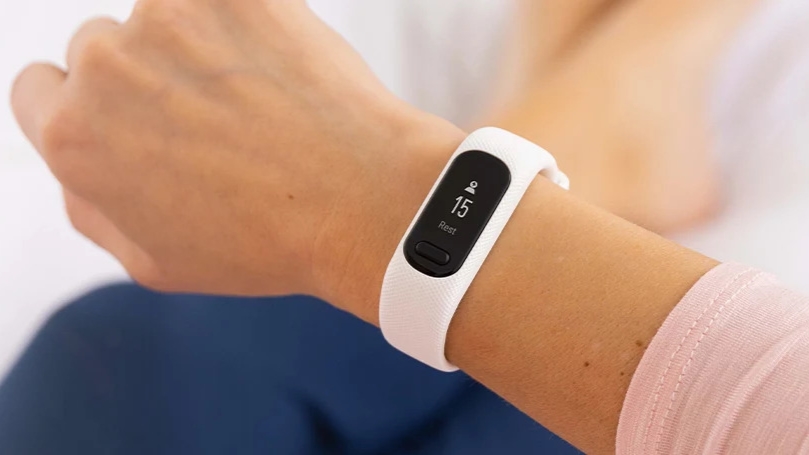 Garmin lança pulseira fitness com oxímetro de pulso e visual da Mi Band