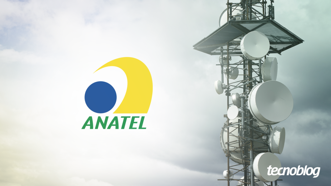Logotipo da Anatel ao lado de uma antena de telecomunicações