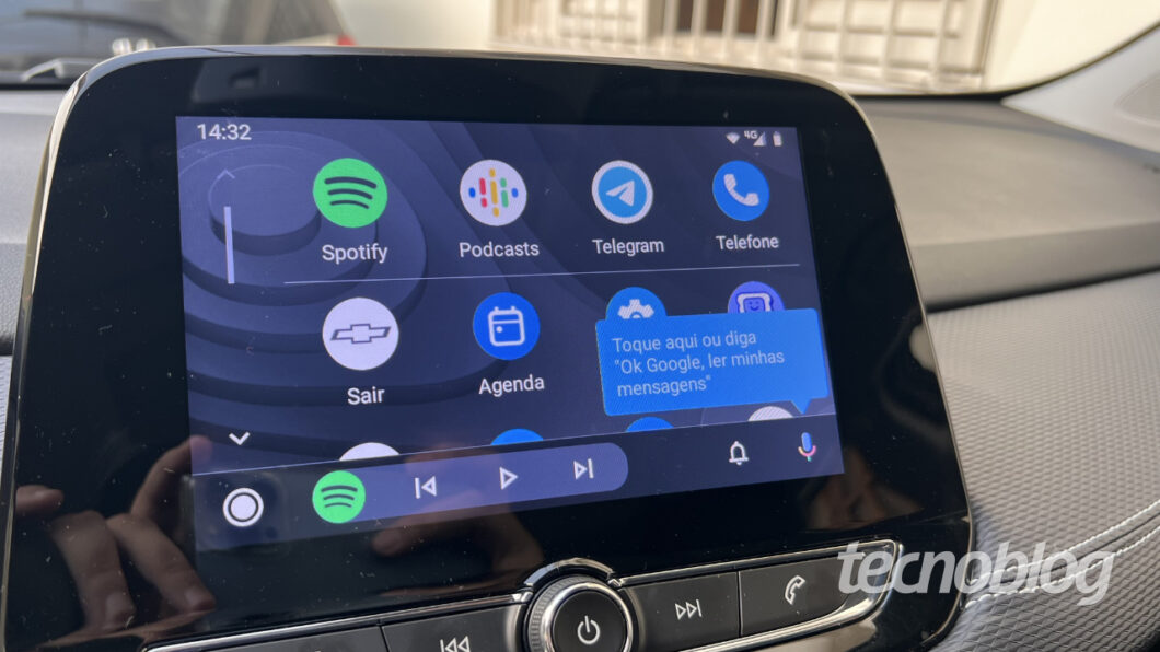 Menu inicial do Android Auto em tela veicular