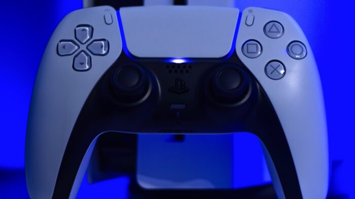 Controle do PS5 fica piscando azul? Veja como resolver