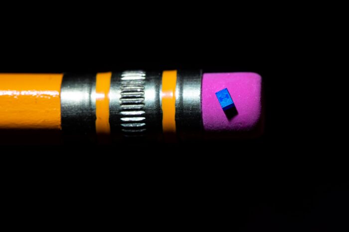 Um minúsculo chip de computação quântica na borracha de um lápis (imagem: divulgação/Intel)
