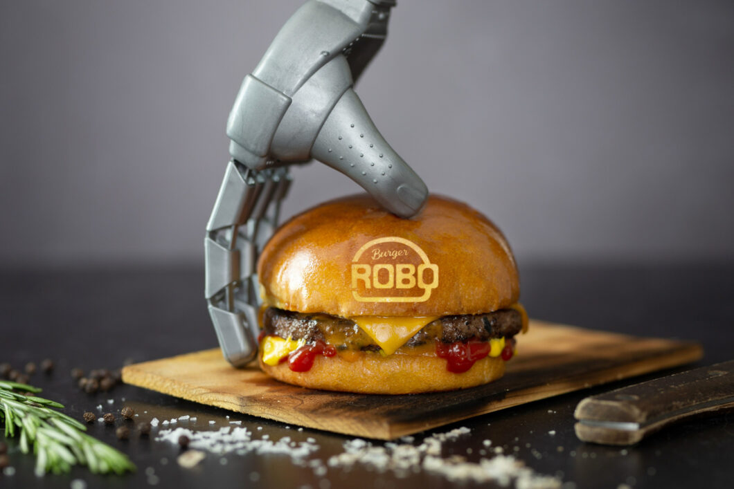 RoboBurguer é um robô autônomo que prepara e serve hambúrgueres em seis minutos (Imagem: Divulgação)