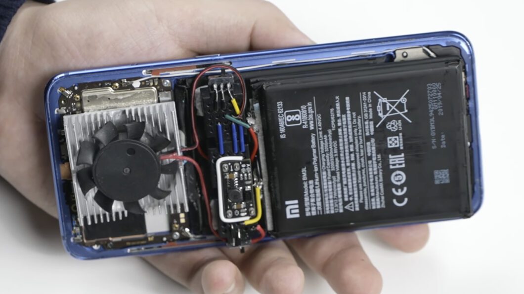 Mi 9 ganha ventoinha, mais bateria e melhoria no desempenho ao ser modificado para virar celular gamer (Imagem: Reprodução/YouTube)