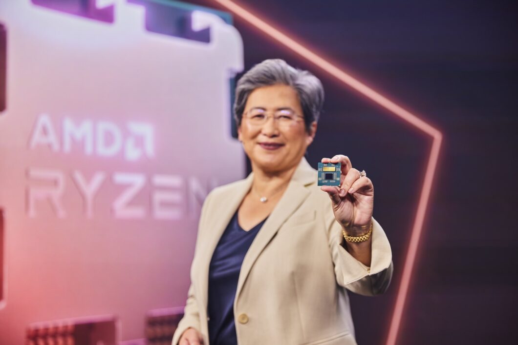 Lisa Su, CEO da AMD, com um chip Ryzen 7000 (imagem: divulgação/AMD)