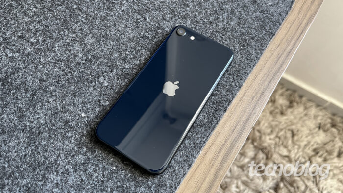 Apple iPhone SE (2022) (Imagem: Darlan Helder/Tecnoblog)