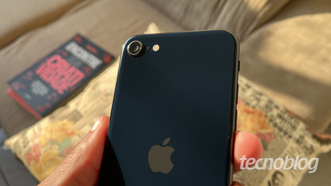 Apple iPhone SE (2022) (Imagem: Darlan Helder/Tecnoblog)