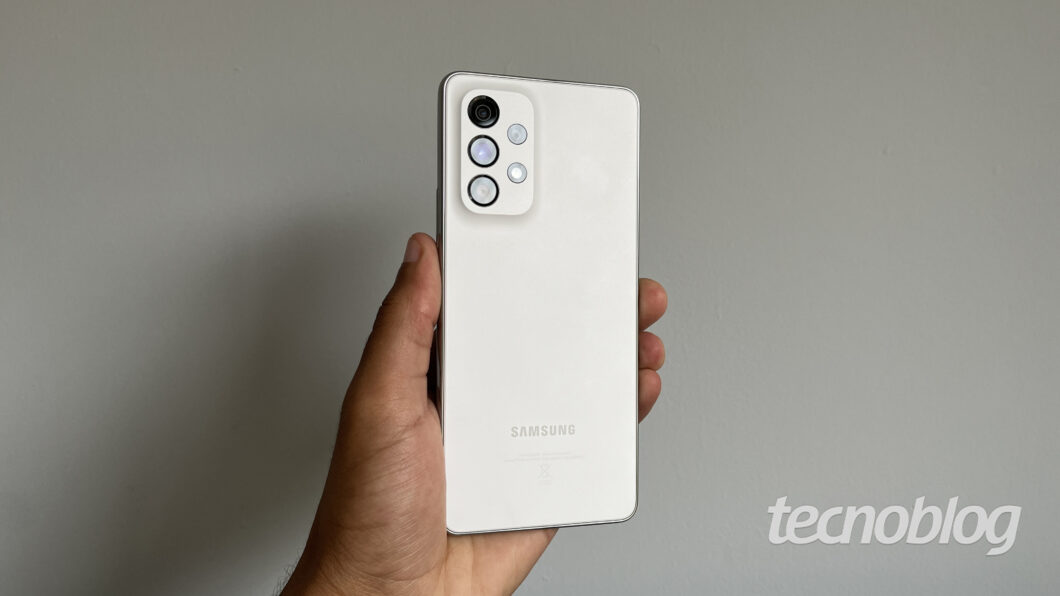 Samsung Galaxy A53 5G repete linguagem visual do Galaxy A52 (Imagem: Darlan Helder/Tecnoblog) 