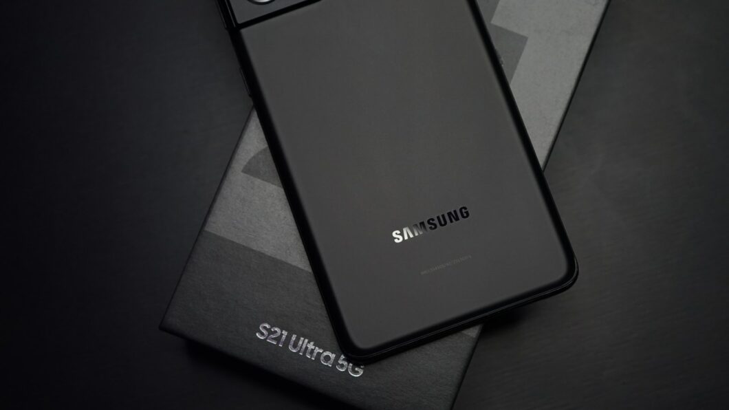 Logo da Samsung no Galaxy S21 Ultra 5G (Imagem: Anh Nhat/Unsplash)