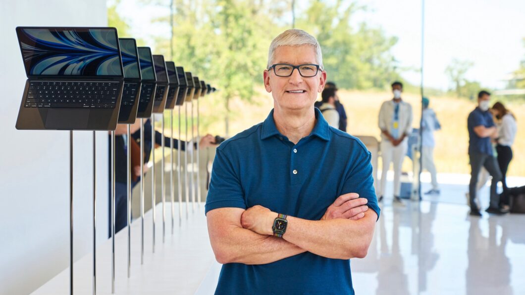 Tim Cook, CEO da Apple, ao lado de MacBook Air 2022