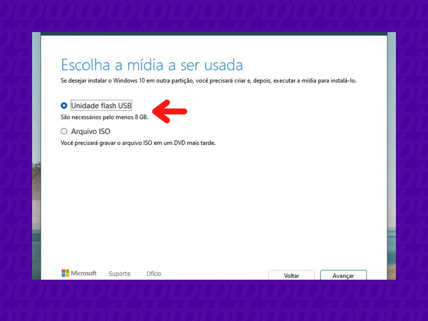 Tela do Windows com seta indicando a opção “Unidade flash USB”.