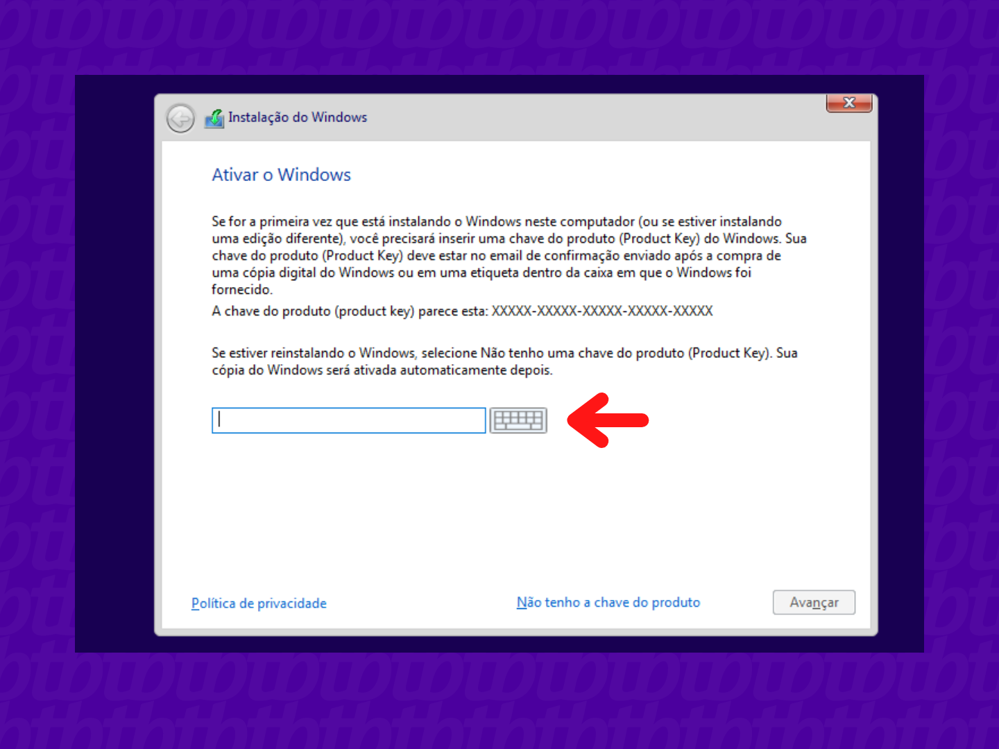Tela de instalação do Windows 10 com seta indicando campo para digitar chave de produto