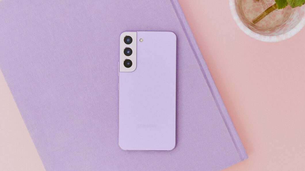 Galaxy S22 em "Bora Purple" (Imagem: Divulgação/Samsung)