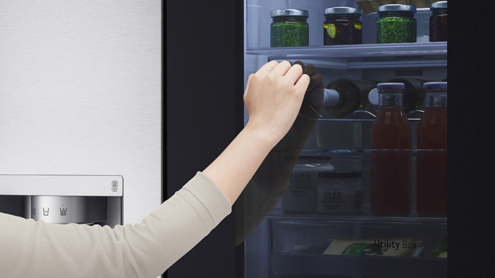 LG lança nova linha de geladeiras smart Side by Side com luz UV