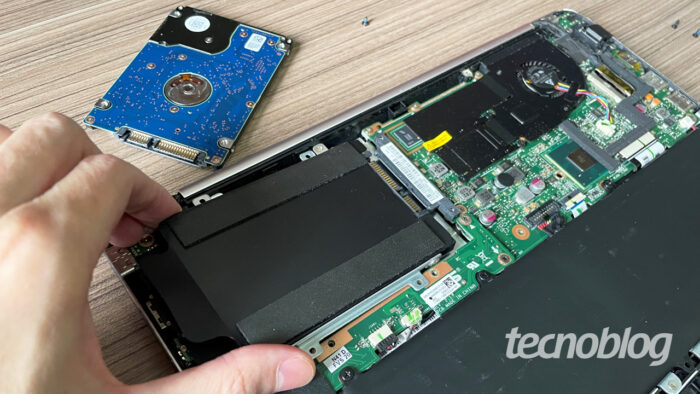 Instalando o SSD SATA (imagem: Emerson Alecrim/Tecnoblog)