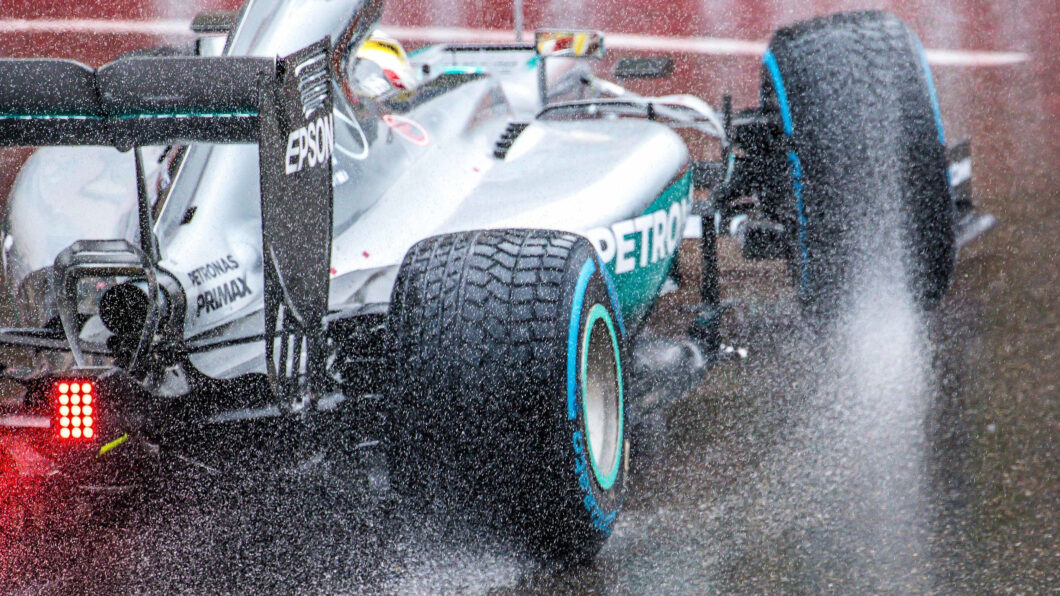 Pneus de chuva na Fórmula 1 (Imagem: Andrew Locking/Wikimedia Commons)