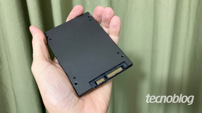 Os conectores de um SSD SATA (imagem: Emerson Alecrim/Tecnoblog)