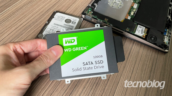 SSD SATA com suporte fixado (imagem: Emerson Alecrim/Tecnoblog)