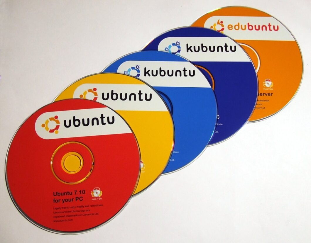 CDs do Ubuntu e variantes; o Edubuntu é um sabor descontinuado (imagem: Bartosz Senderek/Wikimedia)