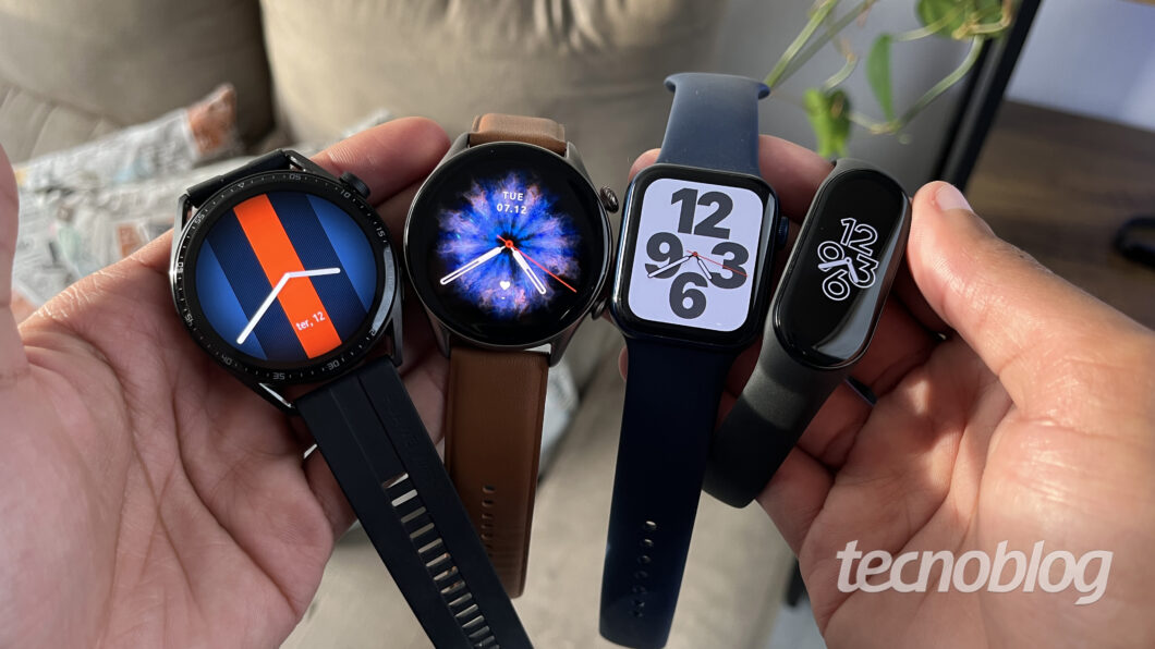 Smartwatches Huawei Watch GT 3, Amazfit GTR 3 Pro, Apple Watch Series 6 e Xiaomi Mi Band 7 (Imagem: Darlan Helder/Tecnoblog) 