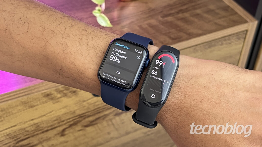 Apple Watch Series 6 e Xiaomi Mi Band 7 (Imagem: Darlan Helder/Tecnoblog) 