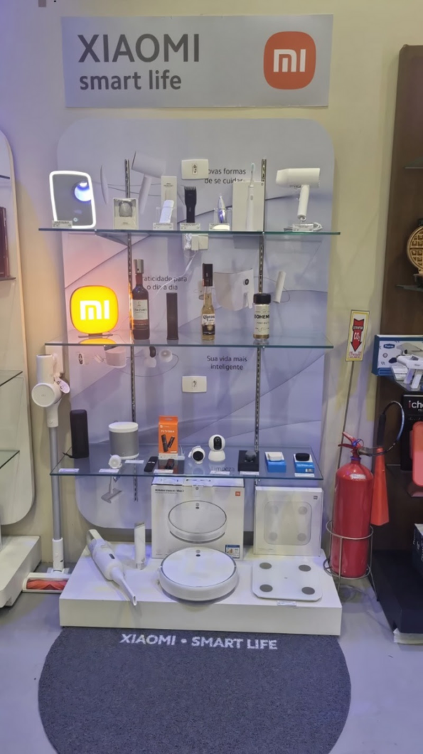 Estande de produtos Xiaomi em uma loja Polishop
