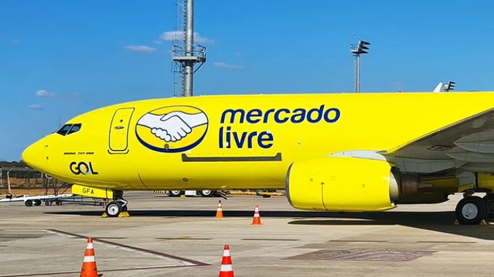 Avião amarelo com a marca do Mercado Livre