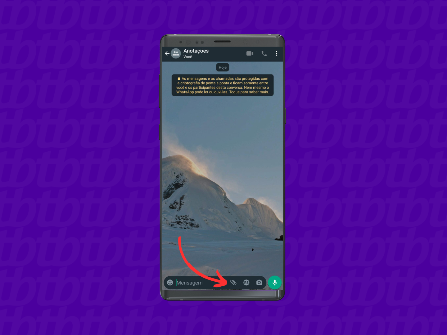 Mockup de celular Android com print de tela de uma conversa de WhatsApp. Uma seta indica o clip, localizado no canto inferior direito, usado para mandar vídeos longos no WhatsApp.
