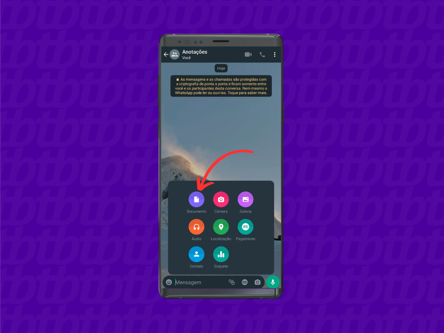 Mockup de celular Android com print de tela de uma conversa de WhatsApp. Uma seta indica o botão "Documentos" localizado no centro da tela.