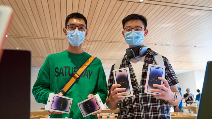 Two customers holding their new iPhone 14 Pro