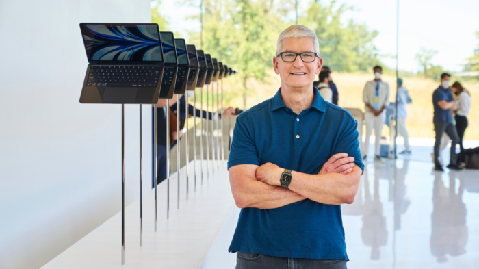 Tim Cook next to several MacBooks Air (image: publicity/Apple)