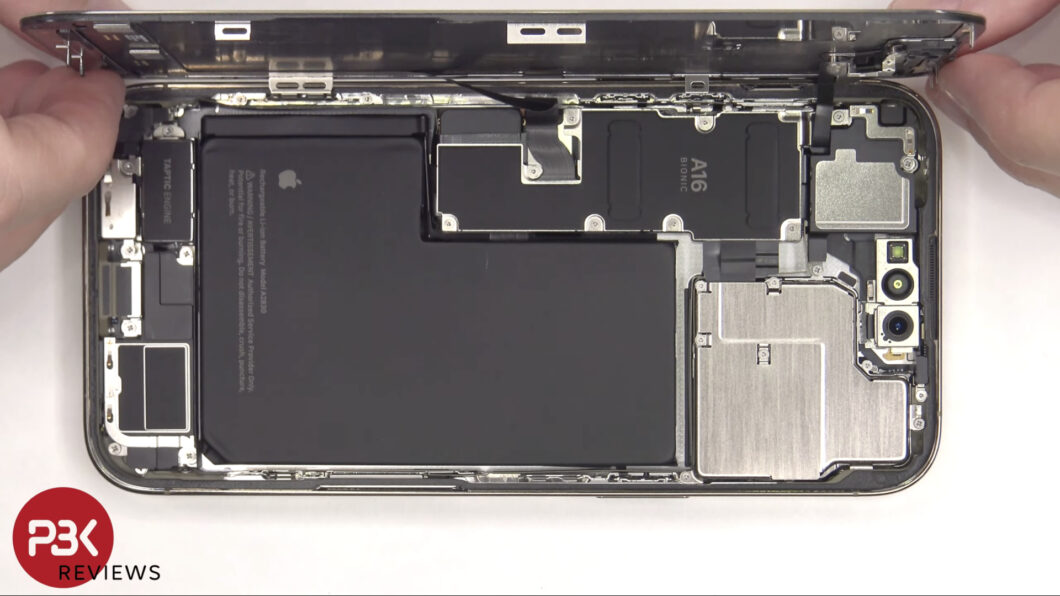 Dismantling the iPhone 14 Pro Max (Image: Reproduction/PBKreviews)