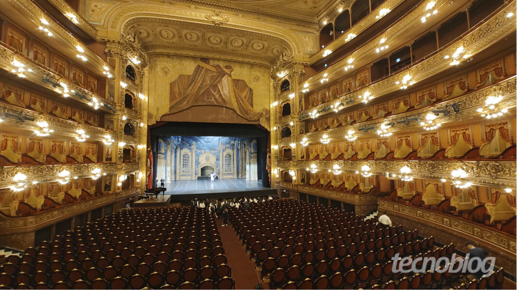 Foto do Teatro Colón feita com a câmera ultrawide do Motorola Edge 30 Ultra (Imagem: Bruno Gall De Blasi/Tecnoblog)