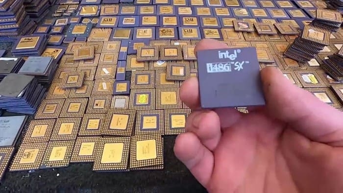 Chips Intel 486 (imagem: reprodução/Soarmart)