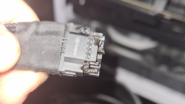 Um dos casos de conector queimado (imagem: reggie_gakil/Reddit)