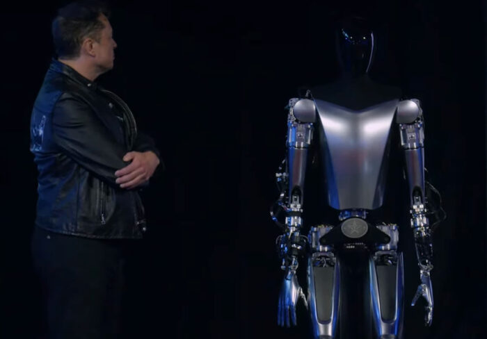 O protótipo "Optimus" ao lado de Elon Musk (imagem: YouTube/Tesla)