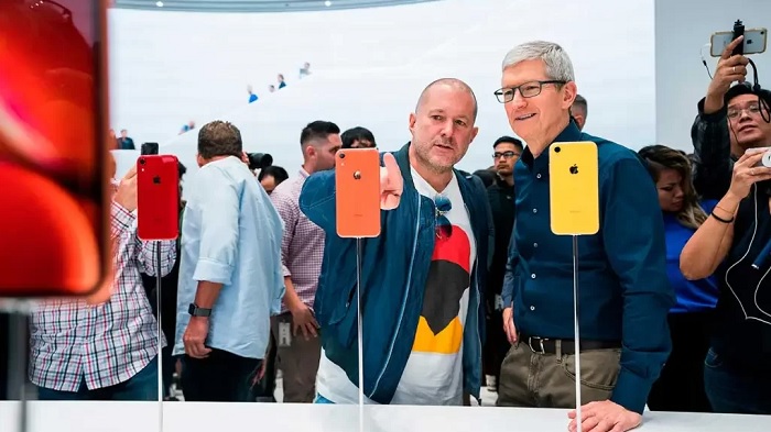 Jony Ive e Tim Cook diante de iPhones em exposição
