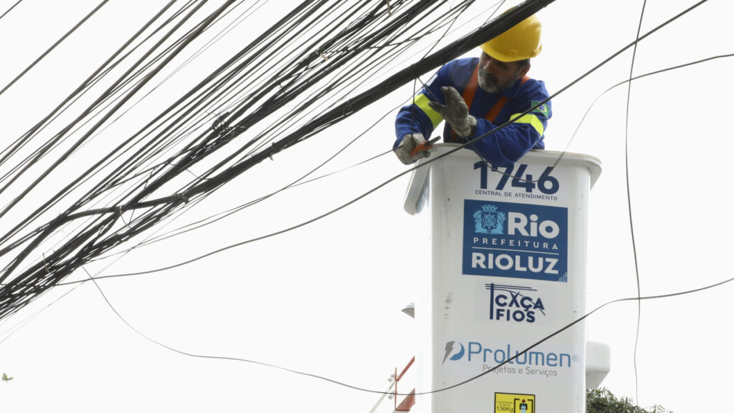Projeto Caça-Fios, da Prefeitura do RJ, vai retirar fios pendurados em postes da cidade (Imagem: Beth Santos/Prefeitura do Rio)