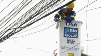 Prefeitura do RJ quer acabar com fios de operadora pendurados em postes