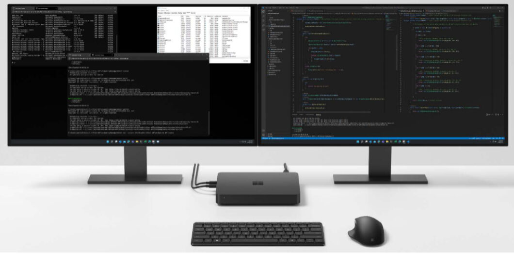 Windows Dev Kit 2023 com dois monitores, teclado e mouse