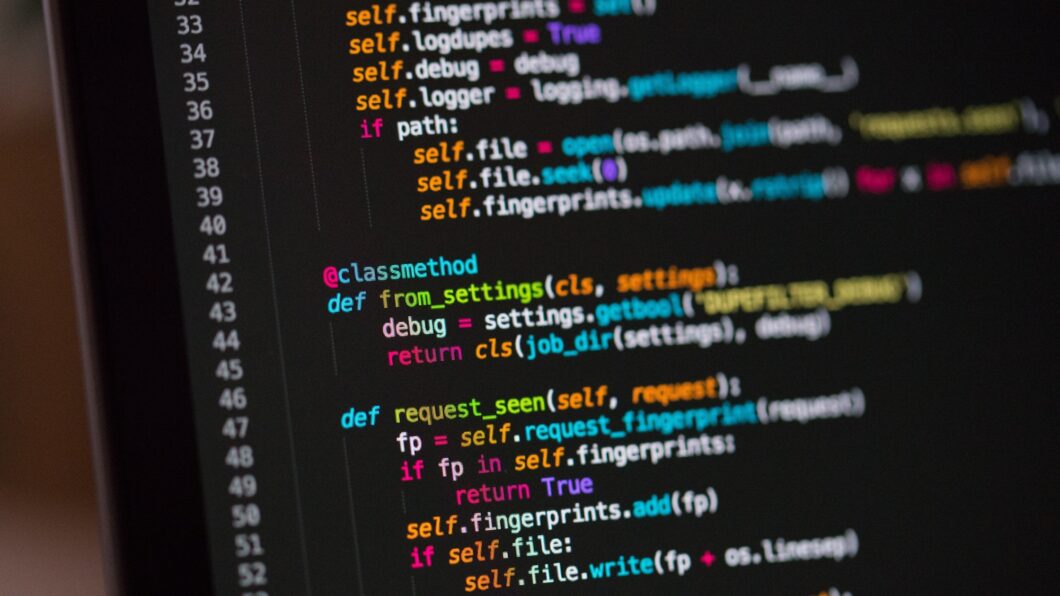 Código Python na tela do computador