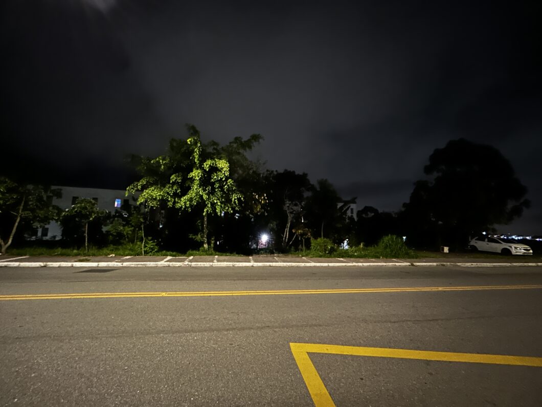Grande angular em cena noturna (imagem: Emerson Alecrim/Tecnoblog)