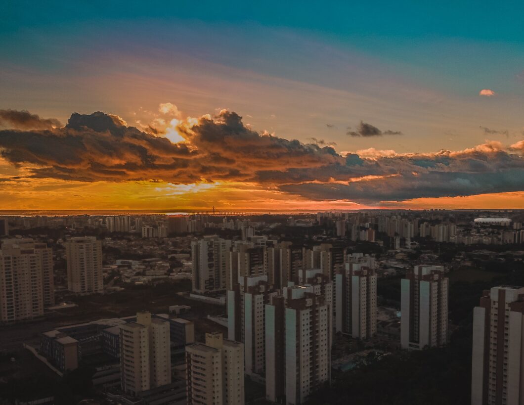 Entregas para Manaus costumam ser caras e demoradas (Imagem: Tadeu Jnr/Unsplash)