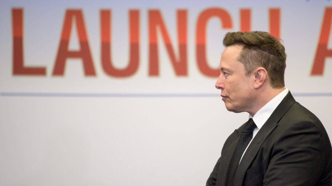 Elon Musk com a palavra LAUNCH ao fundo