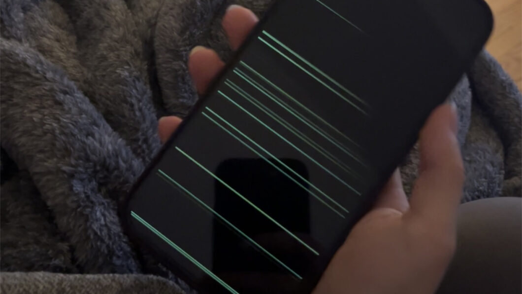 iPhone 14 Pro displays horizontally colored lines (Image: Playback/Apple Community)