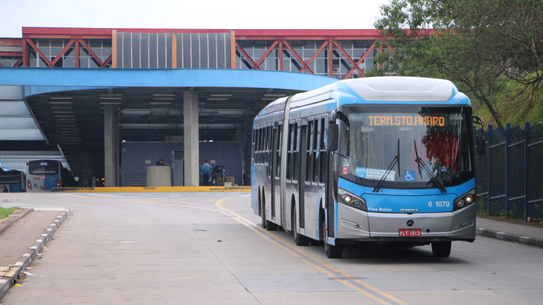 Ônibus saindo de terminal da SPTrans 
