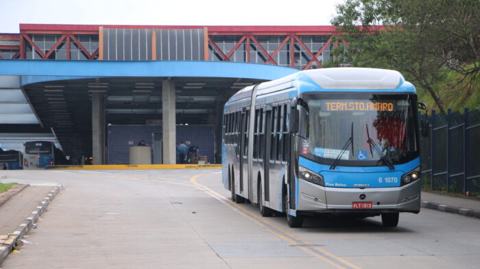 Ônibus saindo de terminal da SPTrans